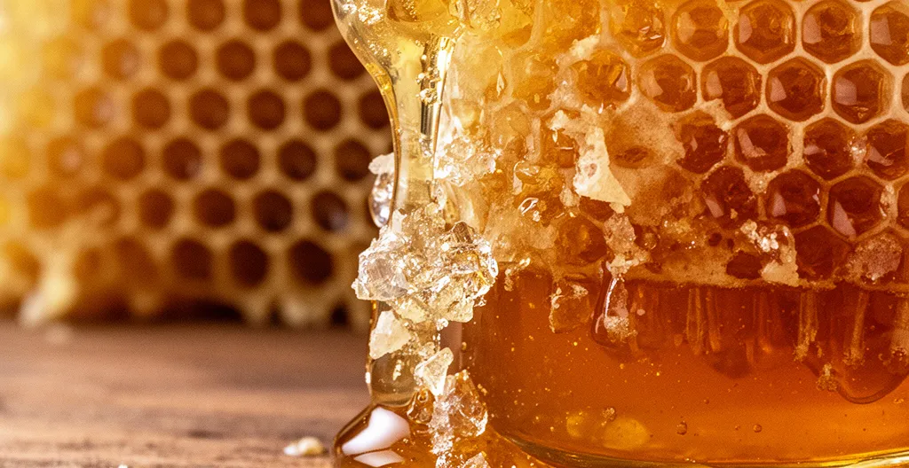 Texture dorée et visqueuse de miel naturel en gros plan macro