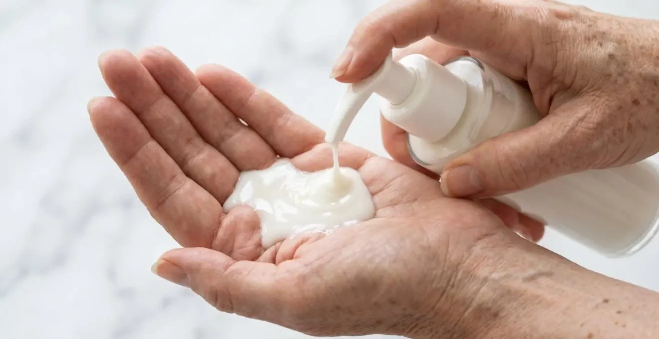 Texture crémeuse de lait démaquillant sur les mains avec gestuelle douce