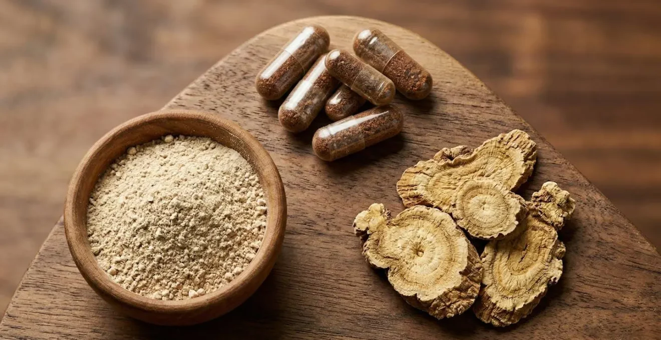 Différentes formes de ginseng disposées sur une surface en bois : poudre, gélules et racines
