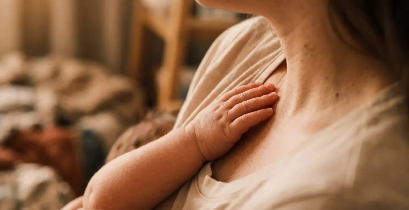 Moment intime de contact peau à peau entre parent et bébé