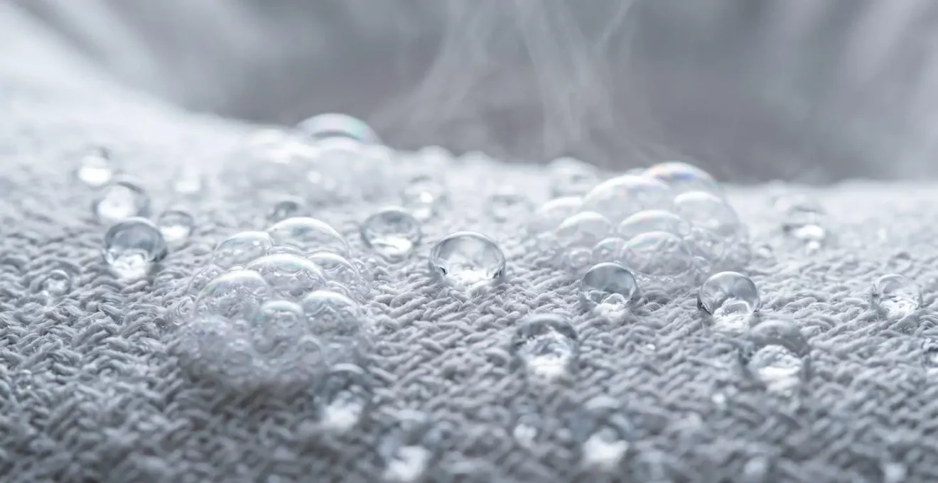 Housse de coussin d'allaitement en cours de lavage dans une machine moderne